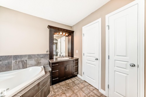 7548 Speaker Way Nw, Edmonton, AB - Indoor Photo Showing Bathroom