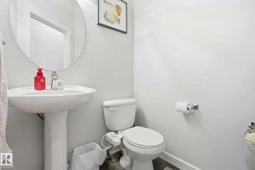 Bathroom with toilet and baseboards - 1532 37C Avenue, Edmonton, AB - Indoor Photo Showing Bathroom