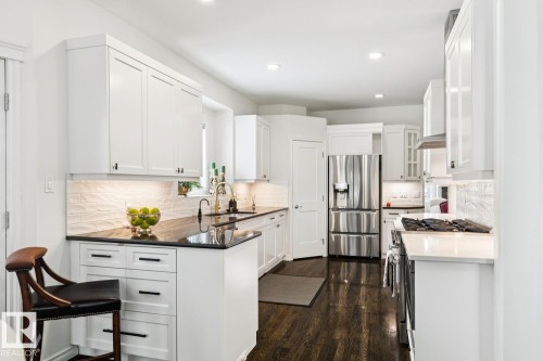 22 Prestige Point(E), Edmonton, AB - Indoor Photo Showing Kitchen With Upgraded Kitchen