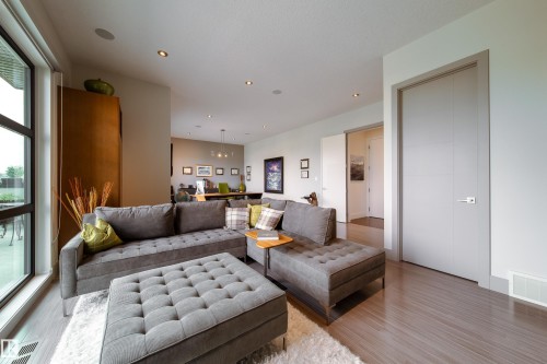 622 Howatt Drive, Edmonton, AB - Indoor Photo Showing Living Room