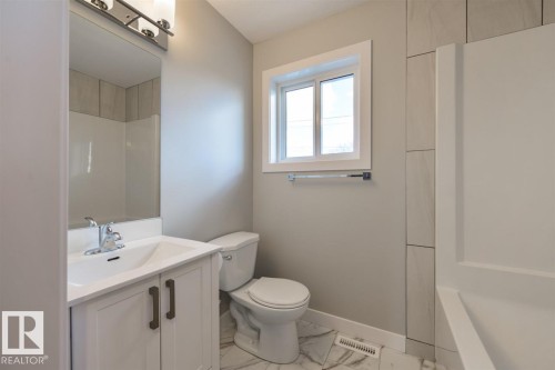 7940/7942 82 Avenue, Edmonton, AB - Indoor Photo Showing Bathroom