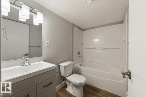 7940/7942 82 Avenue, Edmonton, AB - Indoor Photo Showing Bathroom