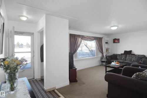 13007 93 Street, Edmonton, AB - Indoor Photo Showing Living Room