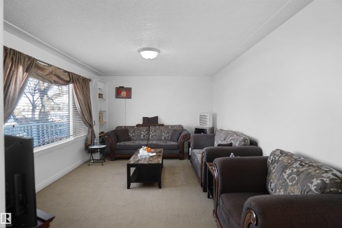13007 93 Street, Edmonton, AB - Indoor Photo Showing Living Room
