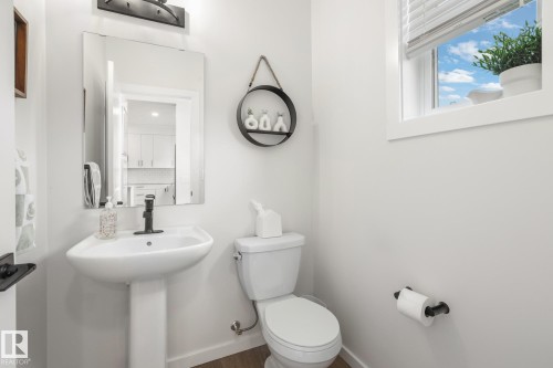 7012 54 Avenue, Beaumont, AB - Indoor Photo Showing Bathroom