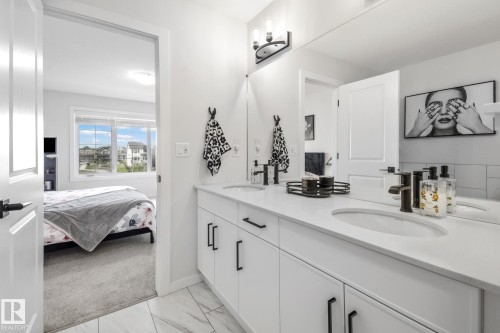 7012 54 Avenue, Beaumont, AB - Indoor Photo Showing Bathroom