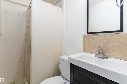 10951 35A Avenue, Edmonton, AB - Indoor Photo Showing Bathroom