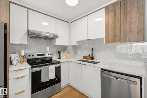 1 13833 30 Street, Edmonton, AB - Indoor Photo Showing Kitchen With Stainless Steel Kitchen With Double Sink With Upgraded Kitchen