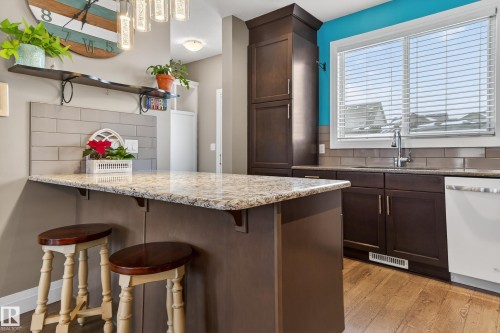 135 Gilmore Way, Spruce Grove, AB - Indoor Photo Showing Kitchen