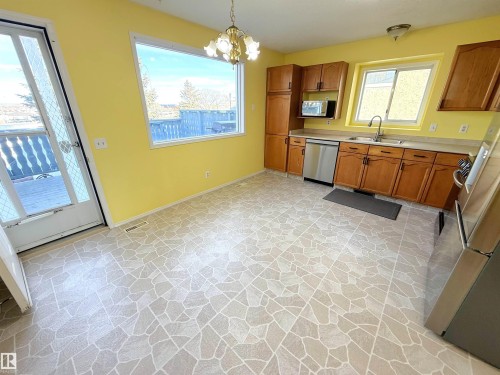 129 A St. Andrews Drive, Stony Plain, AB - Indoor Photo Showing Kitchen With Double Sink