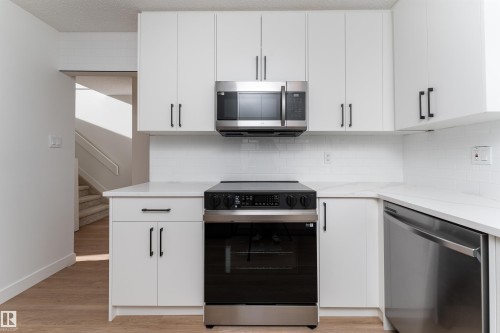 3108 142 Avenue, Edmonton, AB - Indoor Photo Showing Kitchen