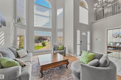 1516 Thorogood Close, Edmonton, AB - Indoor Photo Showing Living Room