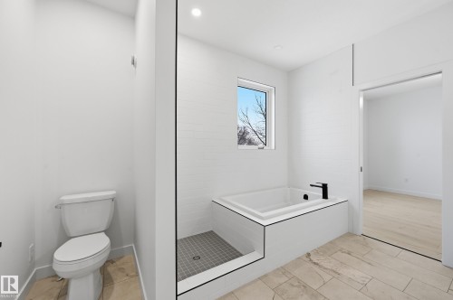11121 51 Street, Edmonton, AB - Indoor Photo Showing Bathroom