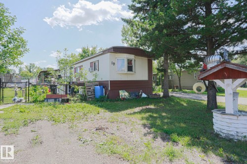 View of side of home with a gate - 19 Ridgeway Drive Nw, Edmonton, AB - Outdoor
