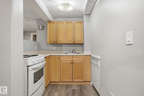 8064 Argyll Rd, Edmonton, AB - Indoor Photo Showing Kitchen