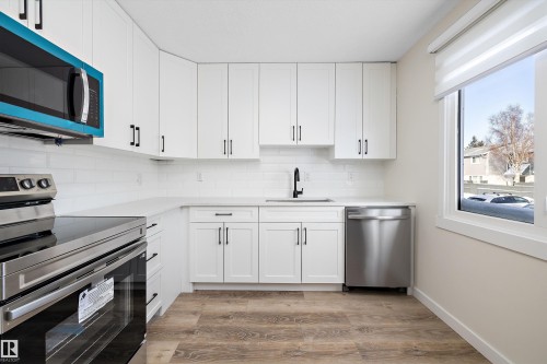 130 Callingwood Two, Edmonton, AB - Indoor Photo Showing Kitchen