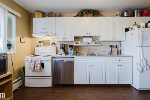 402A 2908 116A Avenue, Edmonton, AB - Indoor Photo Showing Kitchen With Double Sink