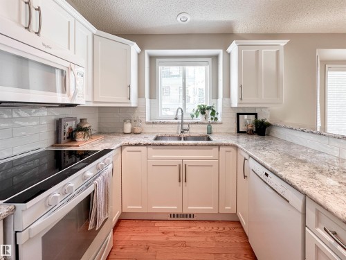 19 51 Eldorado Drive, St. Albert, AB - Indoor Photo Showing Kitchen With Double Sink