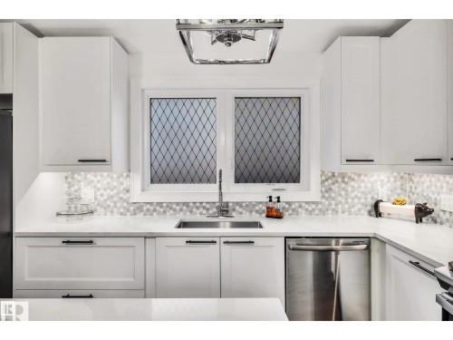 5 Gilchrist Place, St. Albert, AB - Indoor Photo Showing Kitchen With Upgraded Kitchen