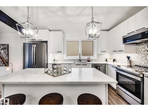5 Gilchrist Place, St. Albert, AB - Indoor Photo Showing Kitchen With Upgraded Kitchen