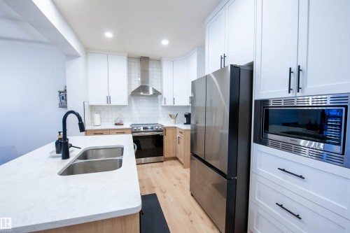 3453 Craig Landing, Edmonton, AB - Indoor Photo Showing Kitchen With Stainless Steel Kitchen With Double Sink With Upgraded Kitchen