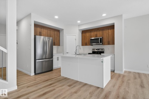 9125 Pear Drive, Edmonton, AB - Indoor Photo Showing Kitchen