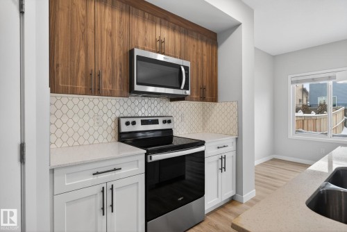 9125 Pear Drive, Edmonton, AB - Indoor Photo Showing Kitchen With Upgraded Kitchen