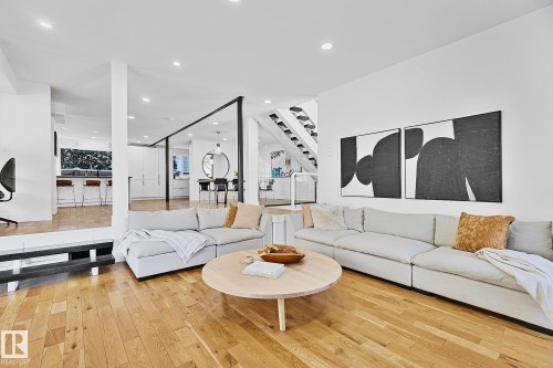 100 Wolf Willow Crescent, Edmonton, AB - Indoor Photo Showing Living Room