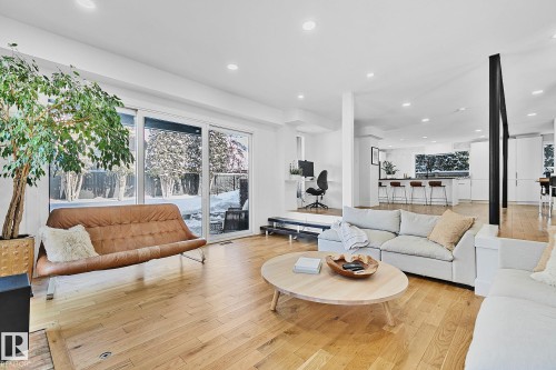 100 Wolf Willow Crescent, Edmonton, AB - Indoor Photo Showing Living Room