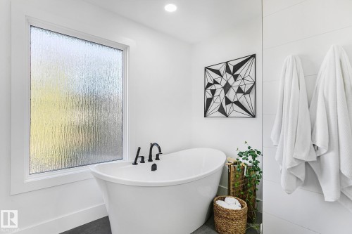 100 Wolf Willow Crescent, Edmonton, AB - Indoor Photo Showing Bathroom