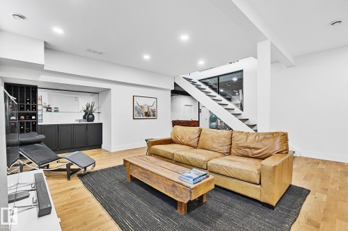 100 Wolf Willow Crescent, Edmonton, AB - Indoor Photo Showing Living Room