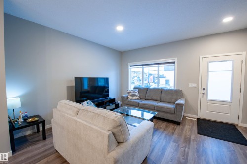 1527 16 Avenue, Edmonton, AB - Indoor Photo Showing Living Room