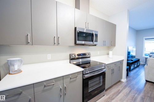 1527 16 Avenue, Edmonton, AB - Indoor Photo Showing Kitchen