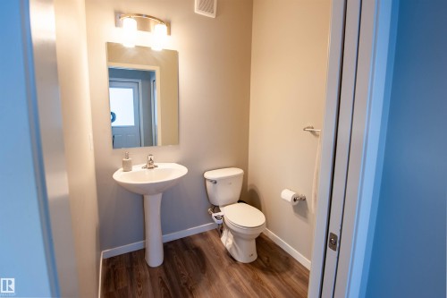 1527 16 Avenue, Edmonton, AB - Indoor Photo Showing Bathroom