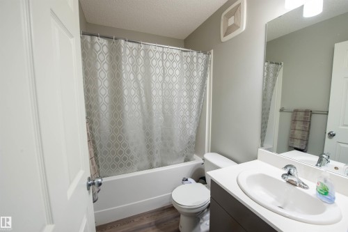 1527 16 Avenue, Edmonton, AB - Indoor Photo Showing Bathroom