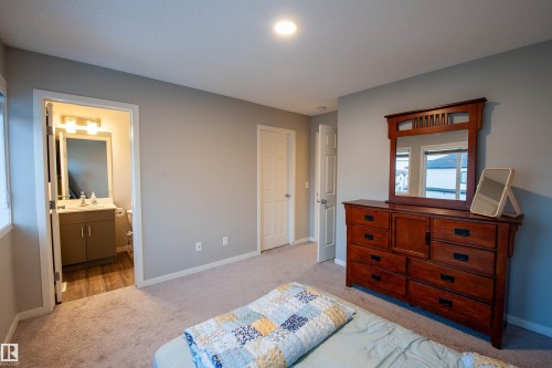 1527 16 Avenue, Edmonton, AB - Indoor Photo Showing Bedroom