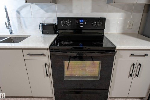 1527 16 Avenue, Edmonton, AB - Indoor Photo Showing Kitchen