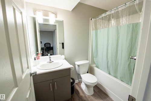 1527 16 Avenue, Edmonton, AB - Indoor Photo Showing Bathroom