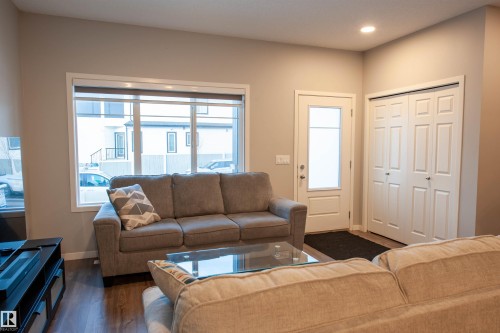 1527 16 Avenue, Edmonton, AB - Indoor Photo Showing Living Room