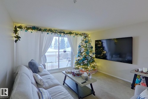 208 10421 42 Avenue, Edmonton, AB - Indoor Photo Showing Living Room