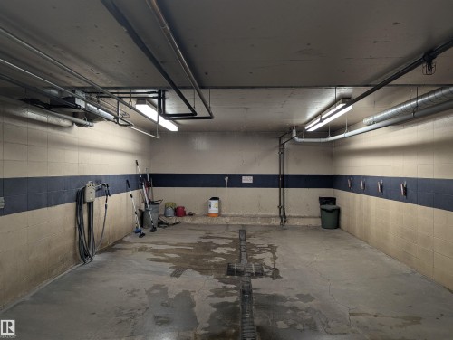 208 10421 42 Avenue, Edmonton, AB - Indoor Photo Showing Garage