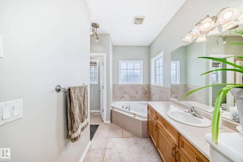 576 Glenwright Crescent, Edmonton, AB - Indoor Photo Showing Bathroom
