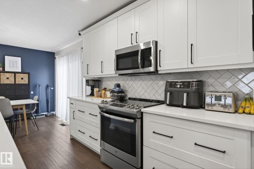 25 Stirling Road, Edmonton, AB - Indoor Photo Showing Kitchen