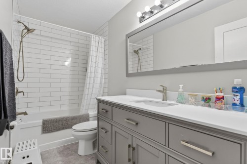 25 Stirling Road, Edmonton, AB - Indoor Photo Showing Bathroom