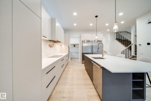 40A Valleyview Crescent, Edmonton, AB - Indoor Photo Showing Kitchen With Upgraded Kitchen