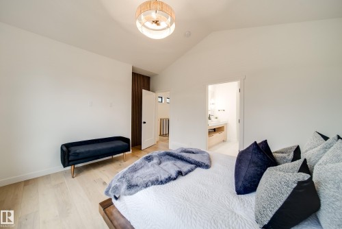 40A Valleyview Crescent, Edmonton, AB - Indoor Photo Showing Bedroom