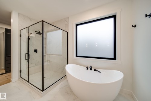 40A Valleyview Crescent, Edmonton, AB - Indoor Photo Showing Bathroom