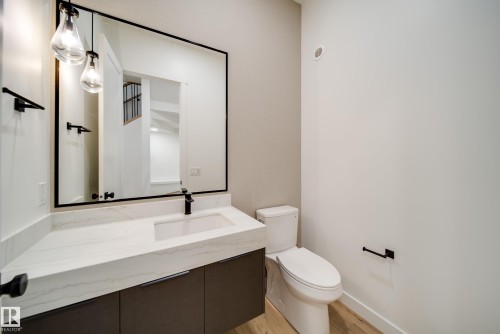 40A Valleyview Crescent, Edmonton, AB - Indoor Photo Showing Bathroom