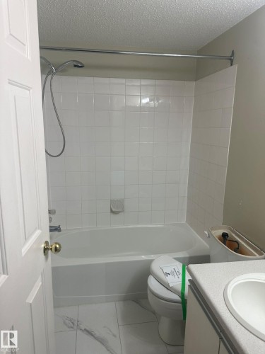 106 9010 106 Avenue, Edmonton, AB - Indoor Photo Showing Bathroom
