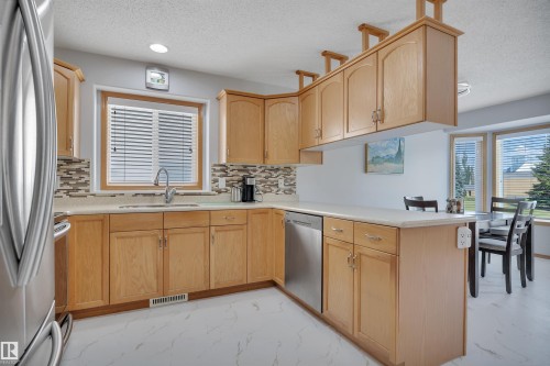 309 Byrne Crest, Edmonton, AB - Indoor Photo Showing Kitchen
